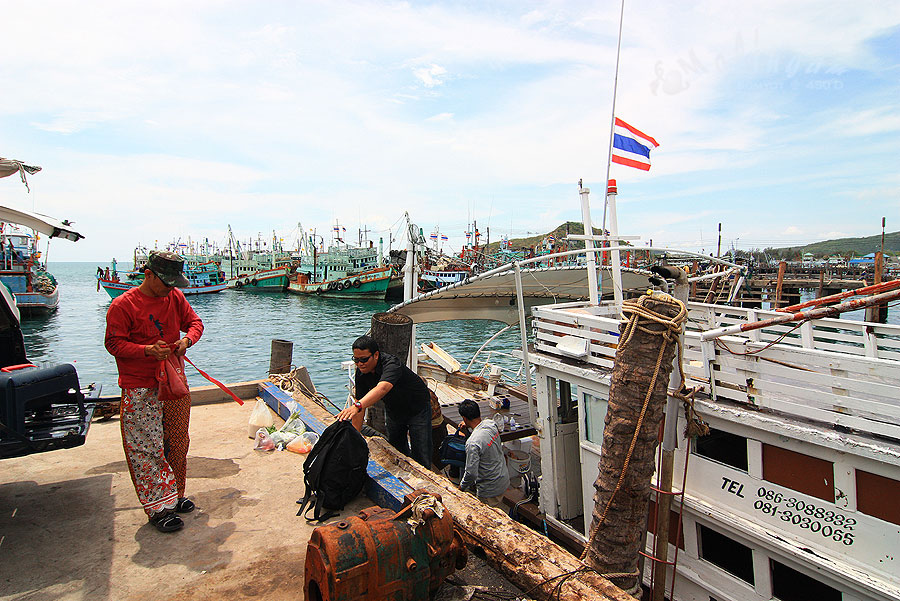 ขนของลงเรือ.....เอ้า  ขนๆๆๆ...เดี๋ยวผมช่วย    ถ่ายรูป   :laughing: