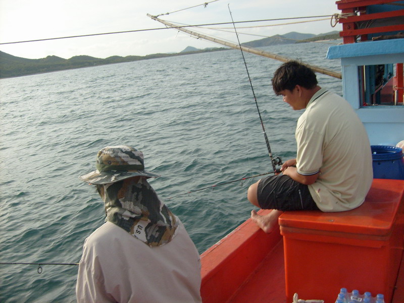  :love: :love:
น้า ชาติ กับน้า อมรและน้าศักดิ์  นี่คือครั้งแรกของการลงเล อยู่ในเรือ แต่ดูเหมือนไม่ม