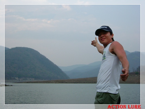 จุดพักต้องนั่งเรือเข้าไปอีกครับ ขนสำภาระขึ้เรือแล้วไปต่อกันครับ  :cheer: :cheer: