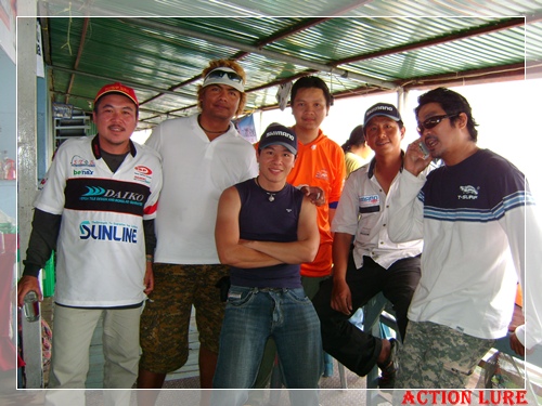 พี่เจี๊ยบ  พี่แหล่ม  พี่โม่ง   พี่กาญ  พี่บอย และผมต่าย ครับ  :cheer: :cheer: :cheer: