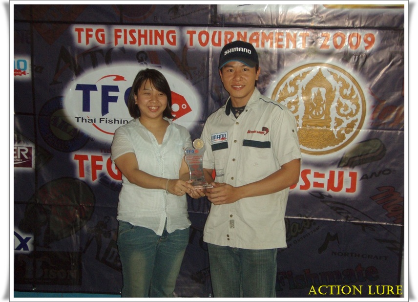 คนมอบรางวัลยิ้มแก้มปริเลยครับ นายต่ายได้รางวัลรองชนะเลิศปลากระสูบประเภทโปร :blush: :blush: :blush: