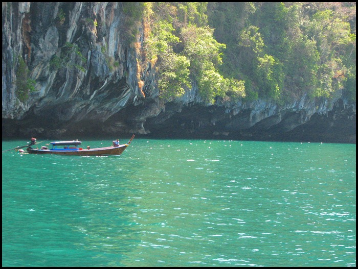 เรือ ลำนี้ตามติดเราตลอด เพราะเป็นเรือ ที่ผม จะใช้ในการ ออกไปตกปลา นอกแนวปะการัง ที่เป็นอุทยานบางแห่ง