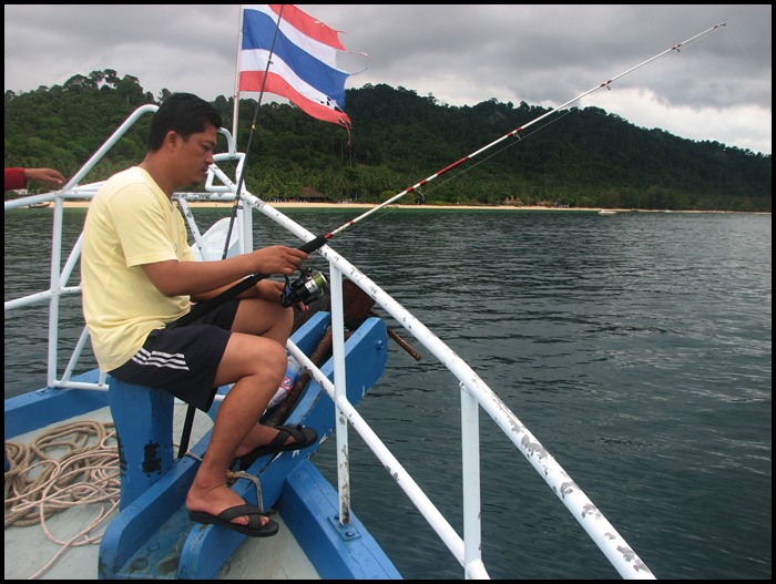 ขึ้นมาบนเรือ พี่คนนี้ ใช้ เนื้อไก่ เป็นเหยื่อ

 :ohh: :ohh: :ohh: :ohh: