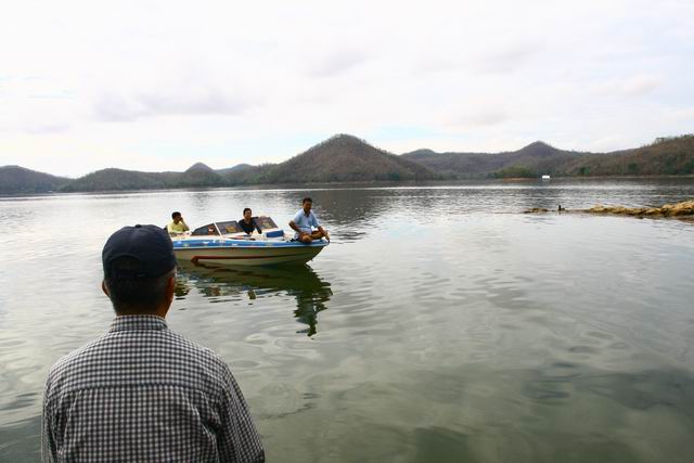 ตกเพลินๆ เจอเรือวิ่งเข้ามาทัก  เออ เรือคุ้นๆแฮะ :grin: :grin: :grin: