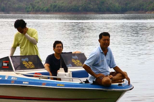 สวัสดีครับ คุ้นเลยทีนี้  คุณอาเจ้าของบ่อเงาน้ำ  เรือลำนี้ลำแรกที่ผมได้ขับ เจ้าของใจดีมาก จับพวงมาลัย