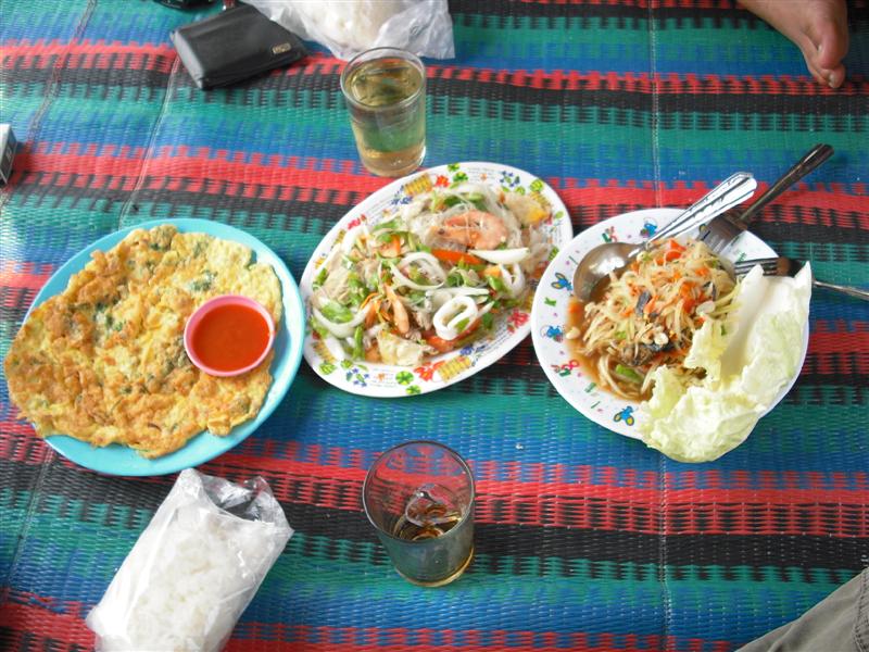 ในที่สุดอาหหารมื้อ เช้า และ กลางวัน คือมื้อเดียวกัน ก็มาถึงครับ
