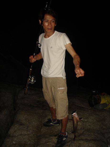 เอ้ย..มีปลาจริงๆ ด้วย(หน้าตาไม่ค่อยแสดงออก.. เพราะง่วง)
 :laughing: