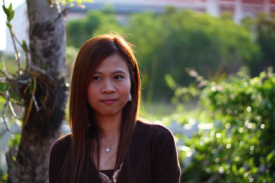 นางแบบคนที่สอง...เวลาไม่ยิ้ม ก้อดูสวยแบบดุๆ ดีอ้ะค๊าบ...
 :smile: :smile:
