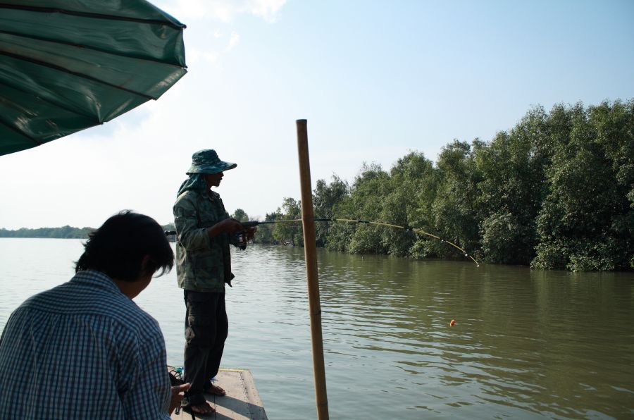 ปลาวิ่งมาที่หัวเรือ ปลาตัวนี้ดื้อมากมาย  :grin: