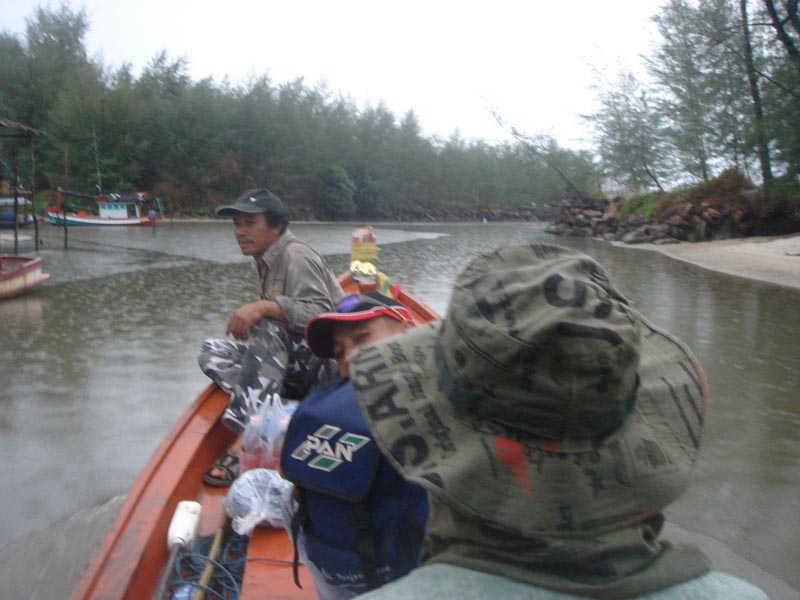 ลงเรือเล็ก ไปขึ้นเรือใหญ่ครับ  :smile:

 [q]ไปเล่นน้ำฝนกันหรอ[/q]
มาเล่นด้วยกันดิน้า Tigis  สนุกน