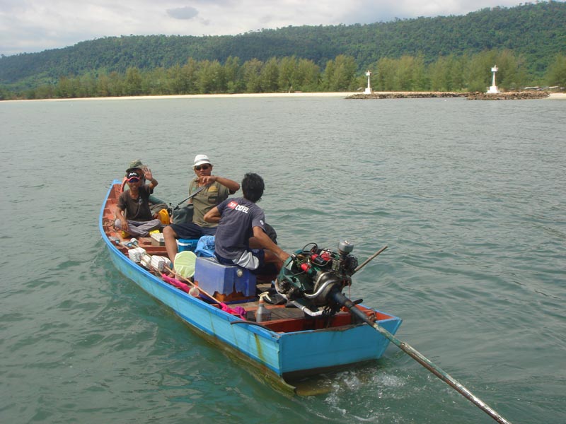 ในที่สุดก้อหลุดออกมาจากโขดทรายได้..ชุดแรกลงเรือเล็กกลับไปก่อนครับ   :cheer: