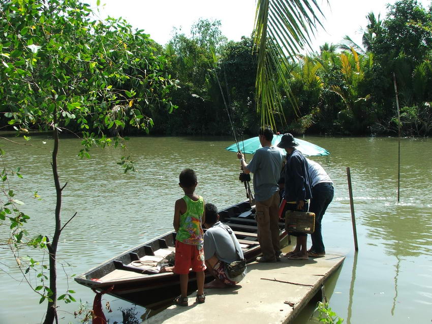 เตรียมลงเรือกันเลยดีว่าไม่ให้เสียเวลา
น้าเอกกับน้าสิบก่อนเลย :laughing: :laughing: :laughing: