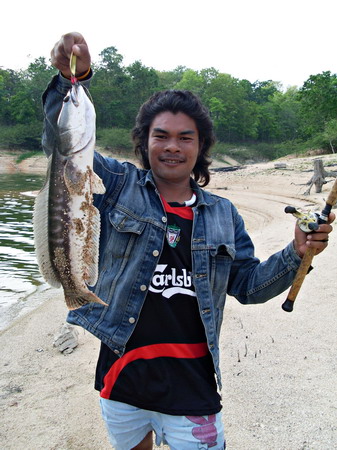 เชื่อไหมว่านี่ปลาฝูง ขึ้นเป็น สิบ ๆตัวหัวสลอน:grin:โดนพรานสูตรสปูนเดือดไป