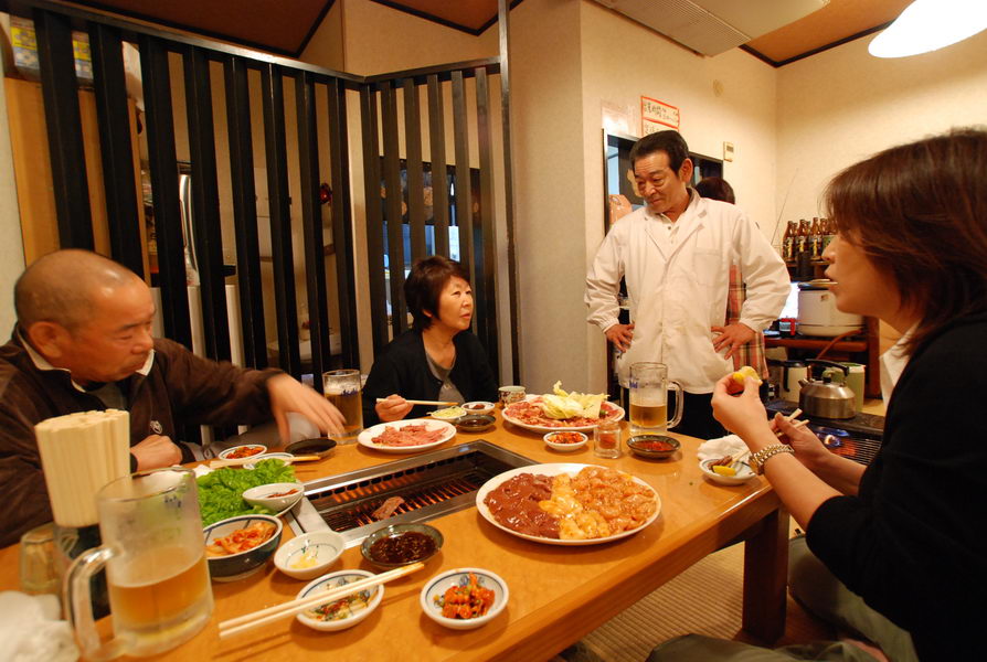 ทานกันได้สักพักพ่อครับเจ้าของร้านก็ออกมาทักทายกันตามภาษาคนคุ้นเคย ในภาพกำลังคุยกันเรื่อง
ข้าวไทยครั