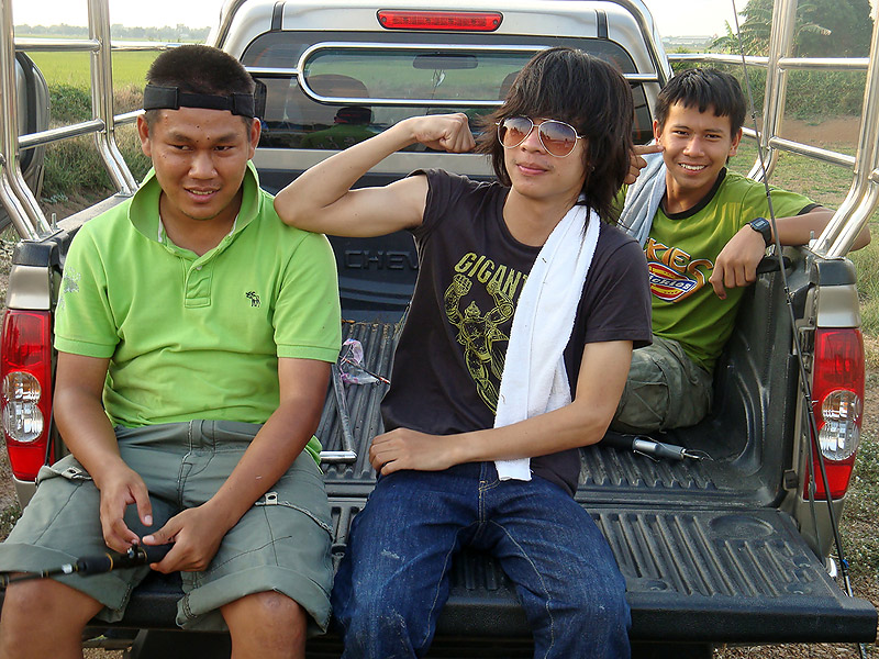 


 [center][b]ทั้งวันตีกันซะก้างขึ้นเลยครับ  (กล้าม)[/b] :laughing: :laughing:[/center]

[cent