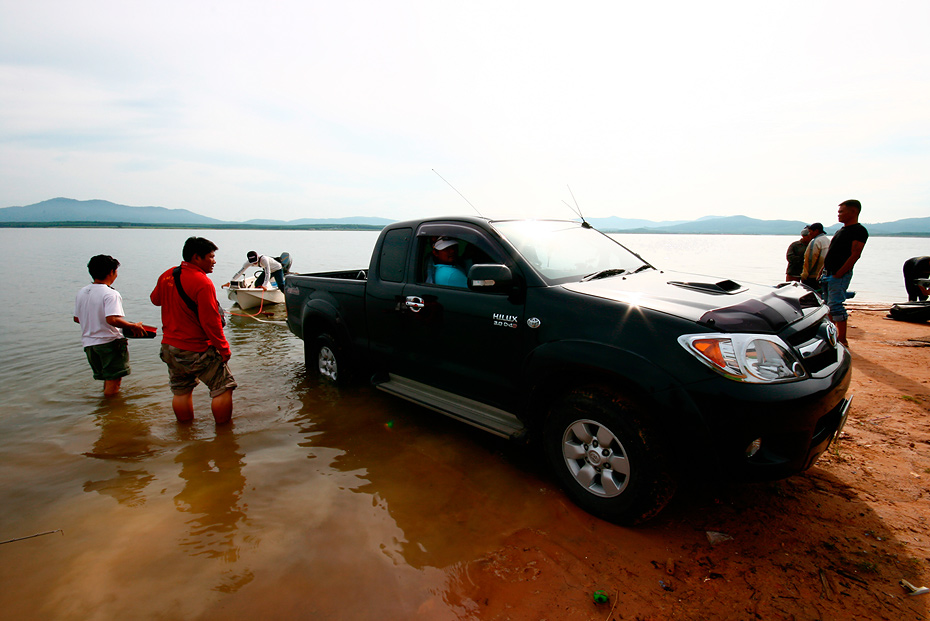 หลังจากเอาเรือลง   รถคันนี้    ""งานเข้า""   ติดหล่ม ซะงั้น :sad: :sad: :sad: