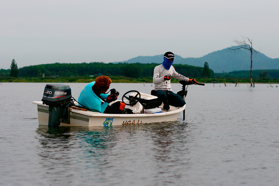 เรือ 3 ลำ   น้ามงคล  แชมป์ฟิชชิ่ง ลงเรือกับ น้าแหล่ม  แป๊บเดียว ก็ได้ยินเสียง โหวกเหวก ว่าปลากิน  พี