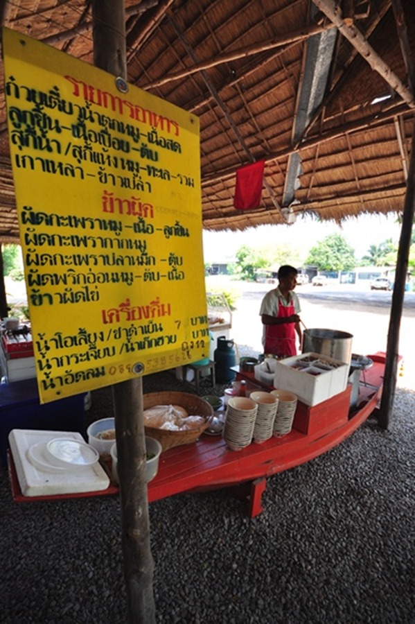 มากินเจ้าประจำครับ...ไม่รู้ว่าอร่อยหรือเปล่า เพราะมากินทีไรหิวตาลายมาทุกที :laughing: :laughing: :la