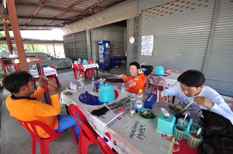 คนไม่ค่อยหิวเล่นเกาเหลา 2 ถ้วยกับข้าวกะเพราหมูอีกจาน....ถ้าหิวจะขนาดไหนเนี่ยยยย :grin: :grin: :grin: