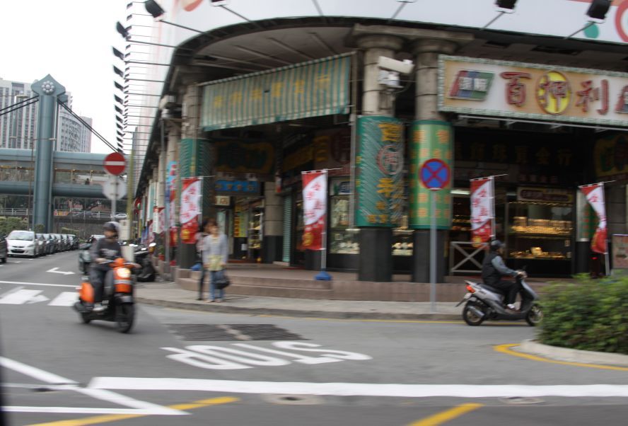 ตามร้านมีแต่ร้านรับจำนำ และขายของมือสอง 