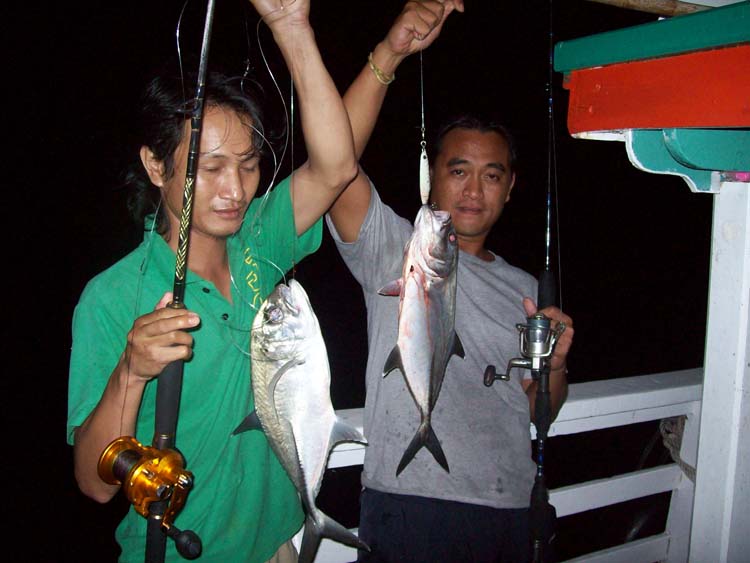 ถ่ายรูปคู่ครับ คนคู่ ปลาคู่  :laughing: :laughing: :laughing: