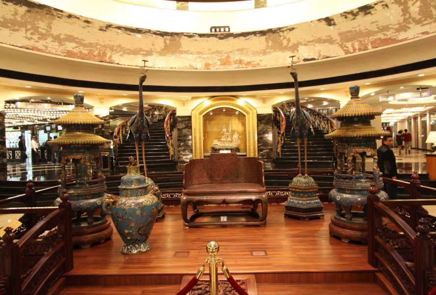 ล็อบบี้โรงแรมที่ผมอยู่ก็มีของแปลกๆชม