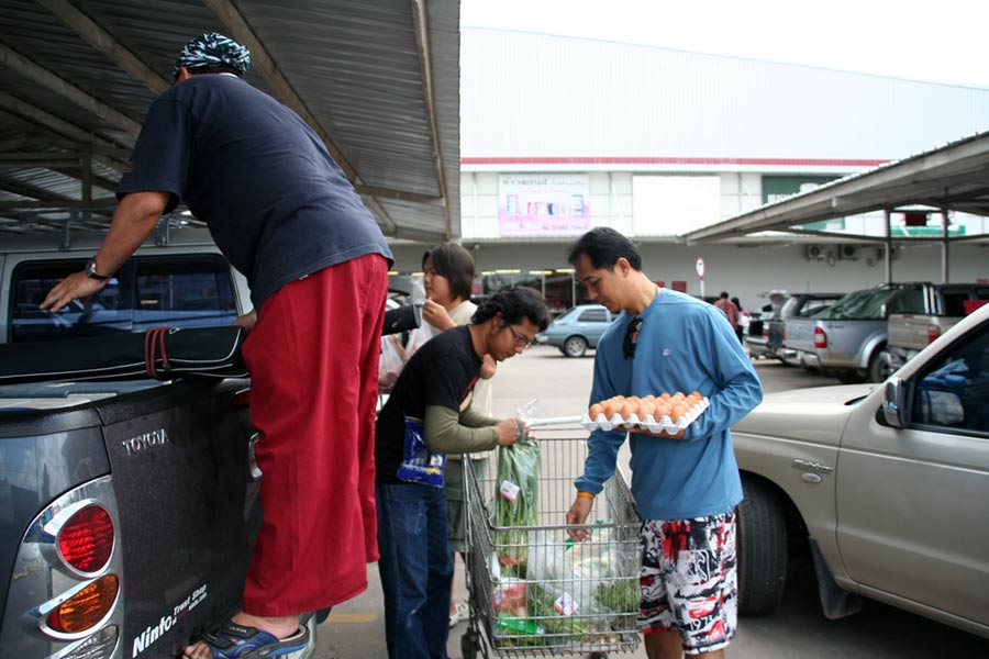 ระหว่างทางแวะซื้อเสบียงสำหรับลงเรือกันที่แมคโครจันทบุรี วัตถุดิบที่ขาดไม่ได้คือไข่ ยกแผงเลยครับงานนี