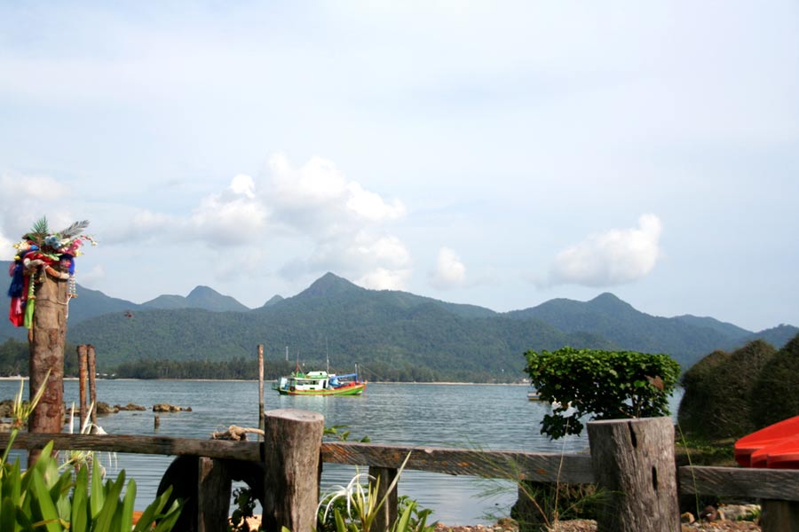 เรือยังจอดอยู่ด้านนอกเพราะเมื่อคืนไต๋อ้วนออกไปไดน์หมึกไว้รอ แต่เสียดายได้หมึกน้อยเพราะไต๋บอกว่าช่วงน