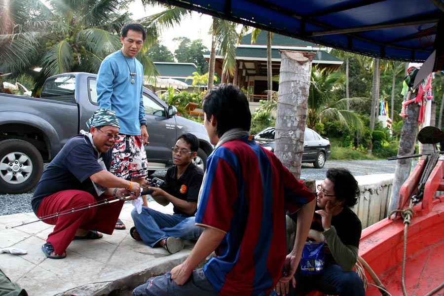 ในเรือไม่สะดวกก็โดดไปโหลดกันบนบก รอกตัวนี้เฮียคิมแวะไปเอามาจากเพื่อนที่ตราดสดๆ 2500 สภาพกิ๊กเลย  :la