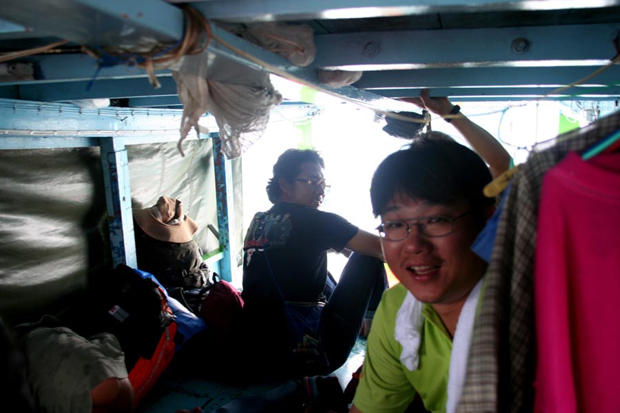 ต้องมาแอบมาซุกกันในเก๋งเรือ  :laughing: