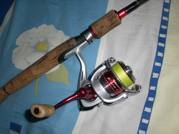 เตรียมอุปกรณ์ตั้งแต่เช้ามืดดดด.....ชุดแรกเป็นรอก Daiwa Fuego 2000A  สาย pe 25lb  กับคันบิ้วจากแบลง S