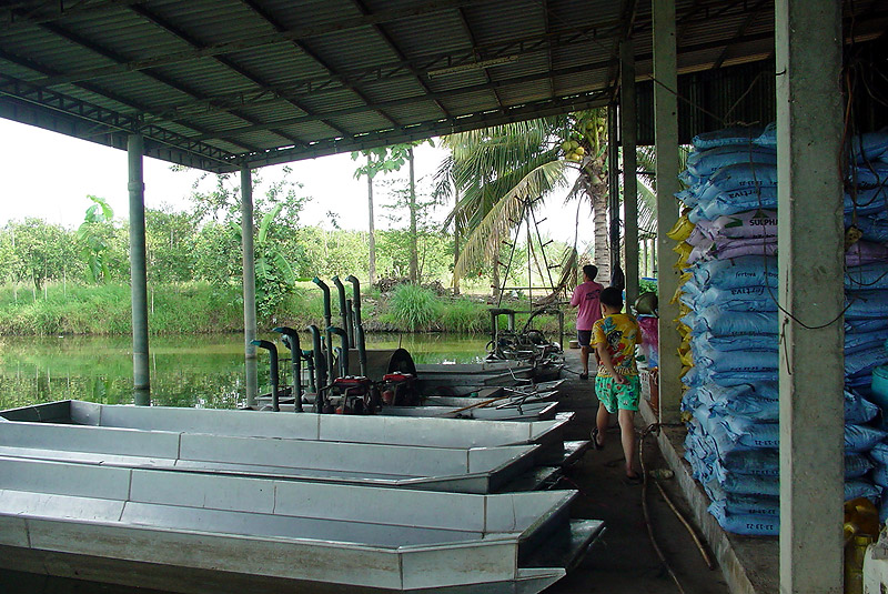 

 [b]สถานที่ตกเป็นสวนส้มครับ  ตรงที่จอดเรือ

ไปกับคุณพ่อและน้องชายครับ[/b]