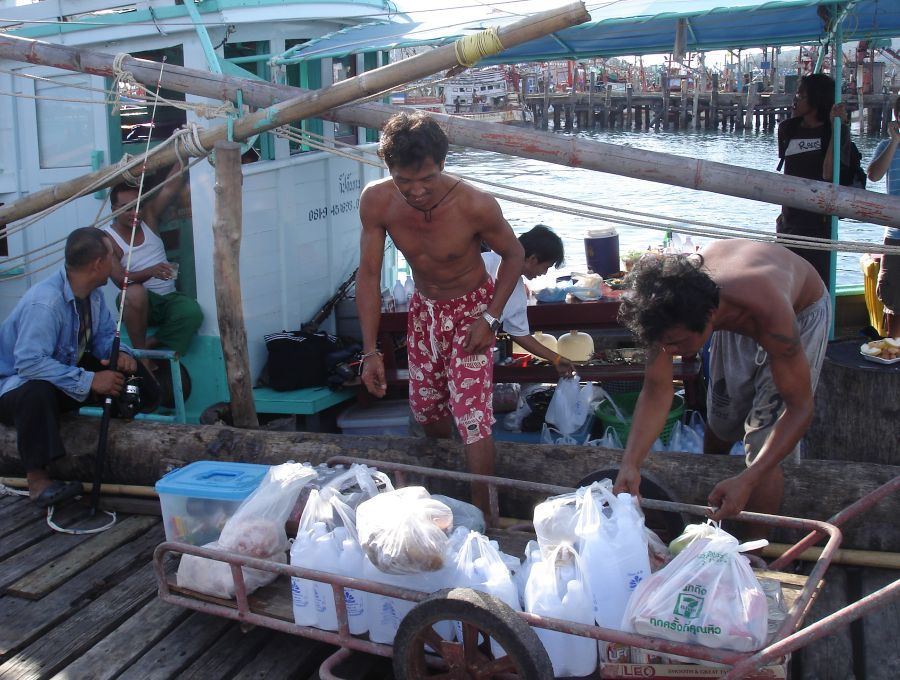 ไต๋ทาน กับพี่ลูกเรือช่วยกันเอาของลงเรือ :cheer: