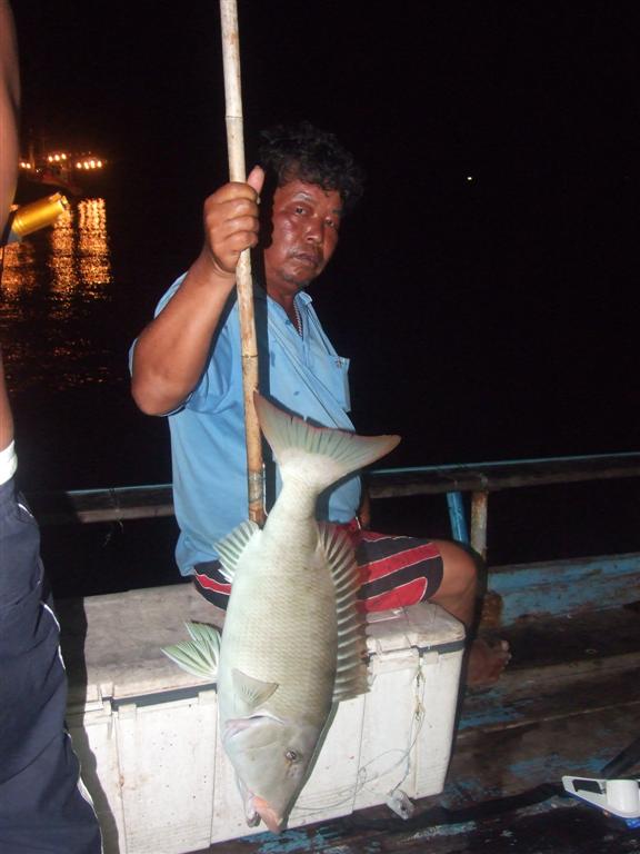 หลังจากได้วาฮูไต๋นะเลยจอดเรือที่หมายที่ได้ว่าวาฮูให้ตกเล่นๆรอน้ำขึ้นครับเพราะเรือยังเข้าคลองไม่ได้คร