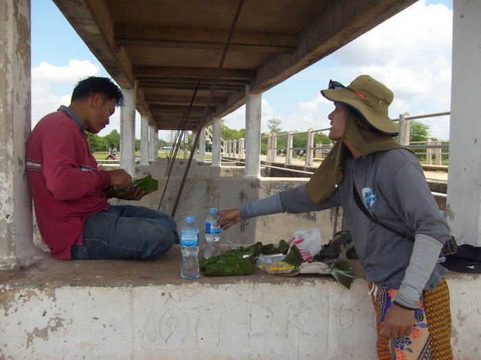 เรานั่งพักกินข้าวกันใต้ ร่มของเครื่องปิดเปิดประตูน้ำครับ เย็นสบายเลย 

 :love: :love: :love:

 [