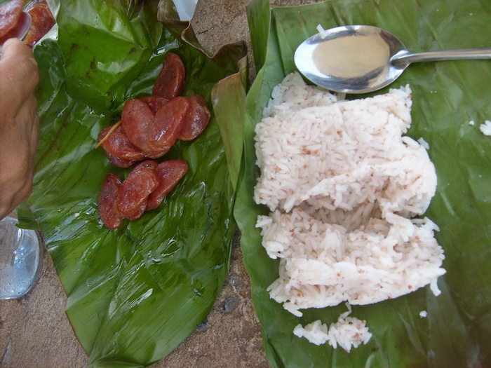  :umh: :umh:.
กับข้าว มื้อนี้ น้าลวด เตรียมมาครับ ข้าวกล้องหุง ห่อใบตอง กุนเชียงทอดห่อใบตอง หอมกรุ่