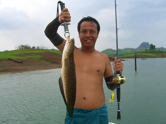   คนได้ปลาทำอะไรไม่น่าเกลียดครับ..
  เทรนใหม่ครับ แบบกลัวแขนดำ...