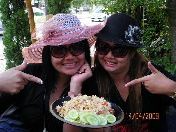 อ๋อ...เจอตัวแย้ว...มีคนบอกว่าเราเป็นญาติกันหรือปล่าว...นู๋โส กับ นู๋ษา...55555...ได้เราก้อนึกว่าเป็น