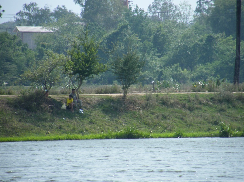 น้าๆ...ฝั่งตรงกันข้ามครับ..นั่งตกสบายๆ