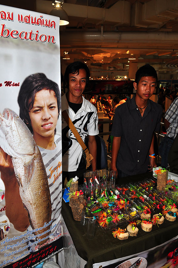กลับมาด้านหน้า น้าบอม ก็ขายดิบ ขายดี คนมาชมไม่ขาดระยะ  :love: :love: :love: :love: :love: