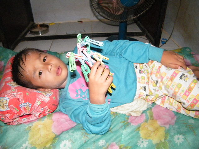 น้องเพื่อน เล่นเลโก้ ไม้หนีบ อันนี้คุ้มกว่า แปลงร่างได้หลายแบบแล้วแต่จินตนาการ
แต่ตัวที่ถืออยู่นี้ 