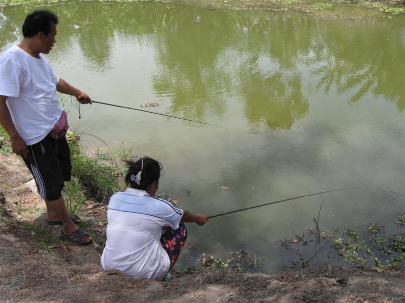 น้าพร ก๋วยเตี๋ยวร้อยชามเลิก วันนี้งดขายก๋วยเตี๋ยวเรือ..พามาดามริน
ออกพักผ่อน..โดยการพามาตกปลาหมอ..อ