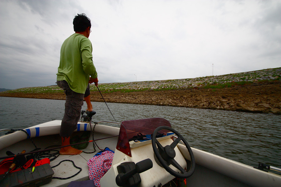 ป๋าอ๊อด อยู่หัวเรือ ใช้มือฝรั่งบังคับทิศทางให้พงเต๊บมาด แระเจ้าน้องปอนด์ ได้วางเหยื่อไปใกล้ ๆ ริมฝั่