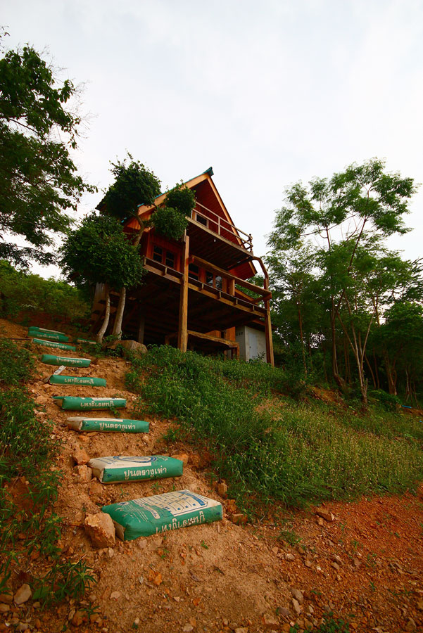 บริเวณทางเอาเรือลง เป็นบ้านของเพื่อนๆป๋าอ๊อดเค้า....
มีอะไร เตะตา อยู่หน่อยนึง.....ให้ตะลึง งงเต็ก.