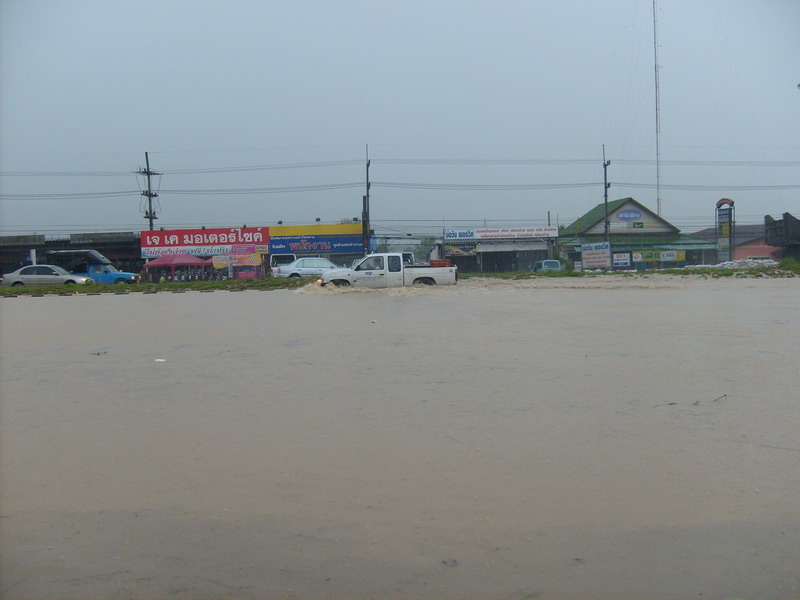 
รอฝนหยุดอีกแป๊ปครับเพราะว่า ข้างนอกยังไม่หยุด รอดูรถราเค้าก่อนเดี๋ยวค่อยไป 

 :love: :love:


