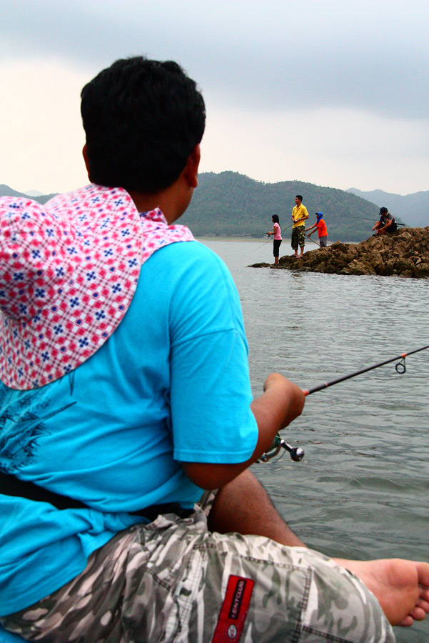 ยืนอยู่กับเค้าไม่ได้ ไม่มีที่ ก้อลอยเรือตีเอา...
ปลาขึ้นก้อหวด.....หวดไปก้อไม่กัด..แปลกดีวุ้ย เย็นน