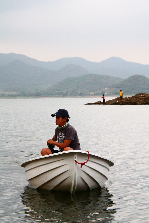 น้านุ ก้อล่องเรือ เอากล้องมาเก็บเหมือนกัน....
เก็บกล้องแล้วจะไปลุยต่อ......ฝนตก ๆ ก้อไม่ถอย
เอ้าสู