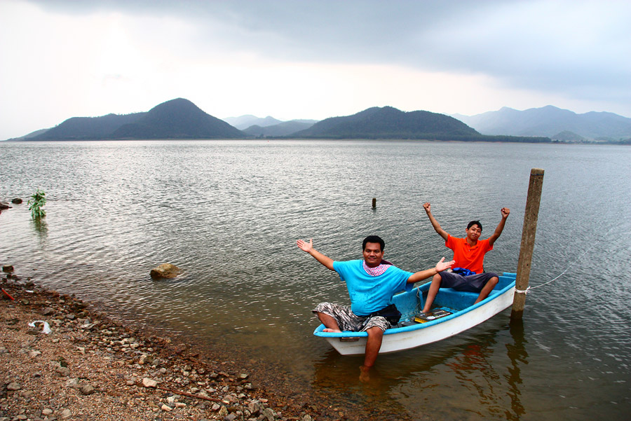 ล่องเรือกลับเข้าฝั่ง....จบทริปแบบเฮในช่วงเช้า และ หงอยเหงาในช่วงบ่าย
 :laughing: :laughing: :laughi