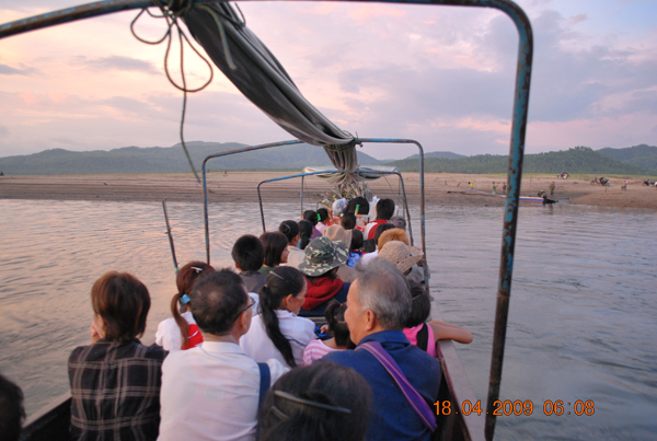 ลงเรือของลุงกำนันขากลับ(ตกปลาใด้เลยจากบริเวณนี้มีแต่ตัวใหญ่ๆแต่ไม่ใช่ช่วงเวลานี้ 555).....คนเต็มค่าเ
