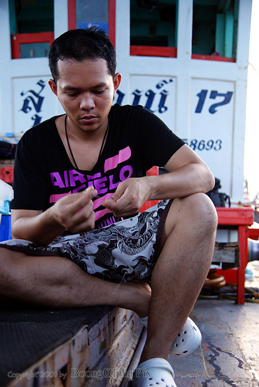 หลายคนก้อกำลังยุ่งอยู่กับการผูกเบ็ดเตรียมอุปกรณ์ :ohh: